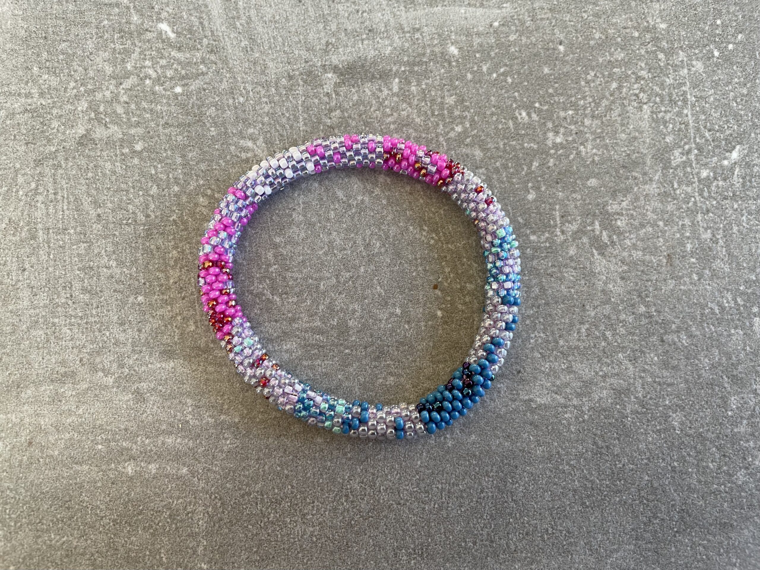 Håndlavet Nepal armbånd med smukke perler, fremstillet perle for perle af kvinder i Nepal. Et farverigt og unikt perlearmbånd fra Winga.
