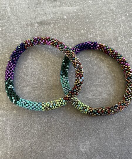 Håndlavet Nepal armbånd med smukke perler, fremstillet perle for perle af kvinder i Nepal. Et farverigt og unikt perlearmbånd fra Winga.