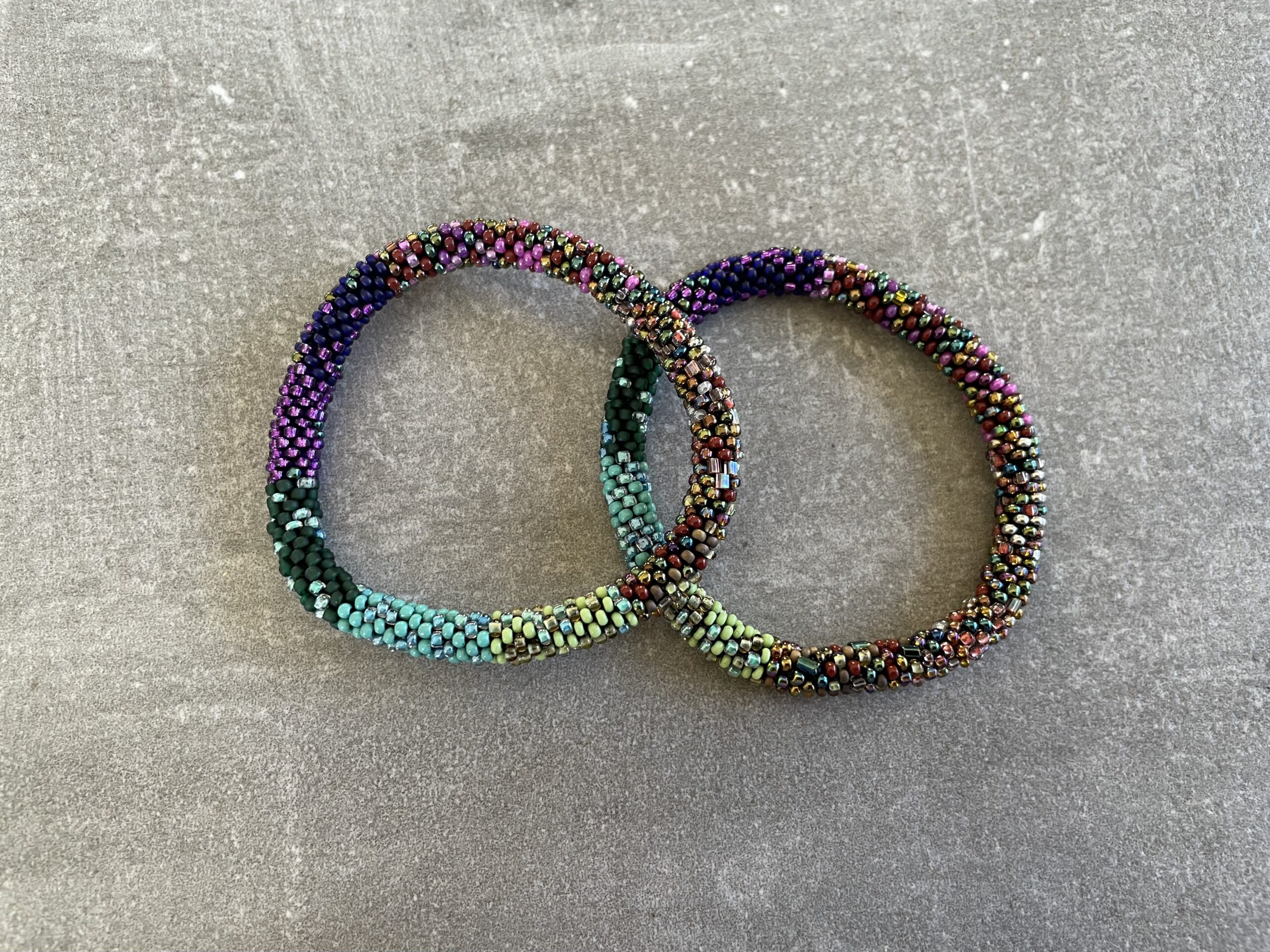 Håndlavet Nepal armbånd med smukke perler, fremstillet perle for perle af kvinder i Nepal. Et farverigt og unikt perlearmbånd fra Winga.