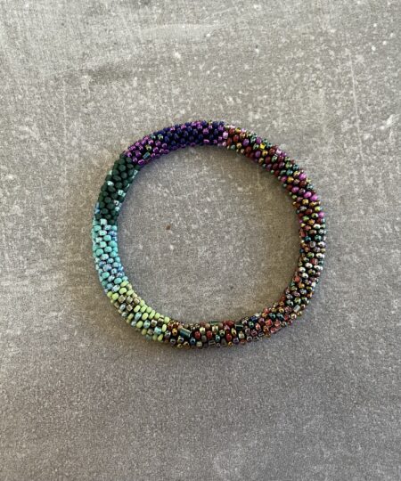 Håndlavet Nepal armbånd med smukke perler, fremstillet perle for perle af kvinder i Nepal. Et farverigt og unikt perlearmbånd fra Winga.