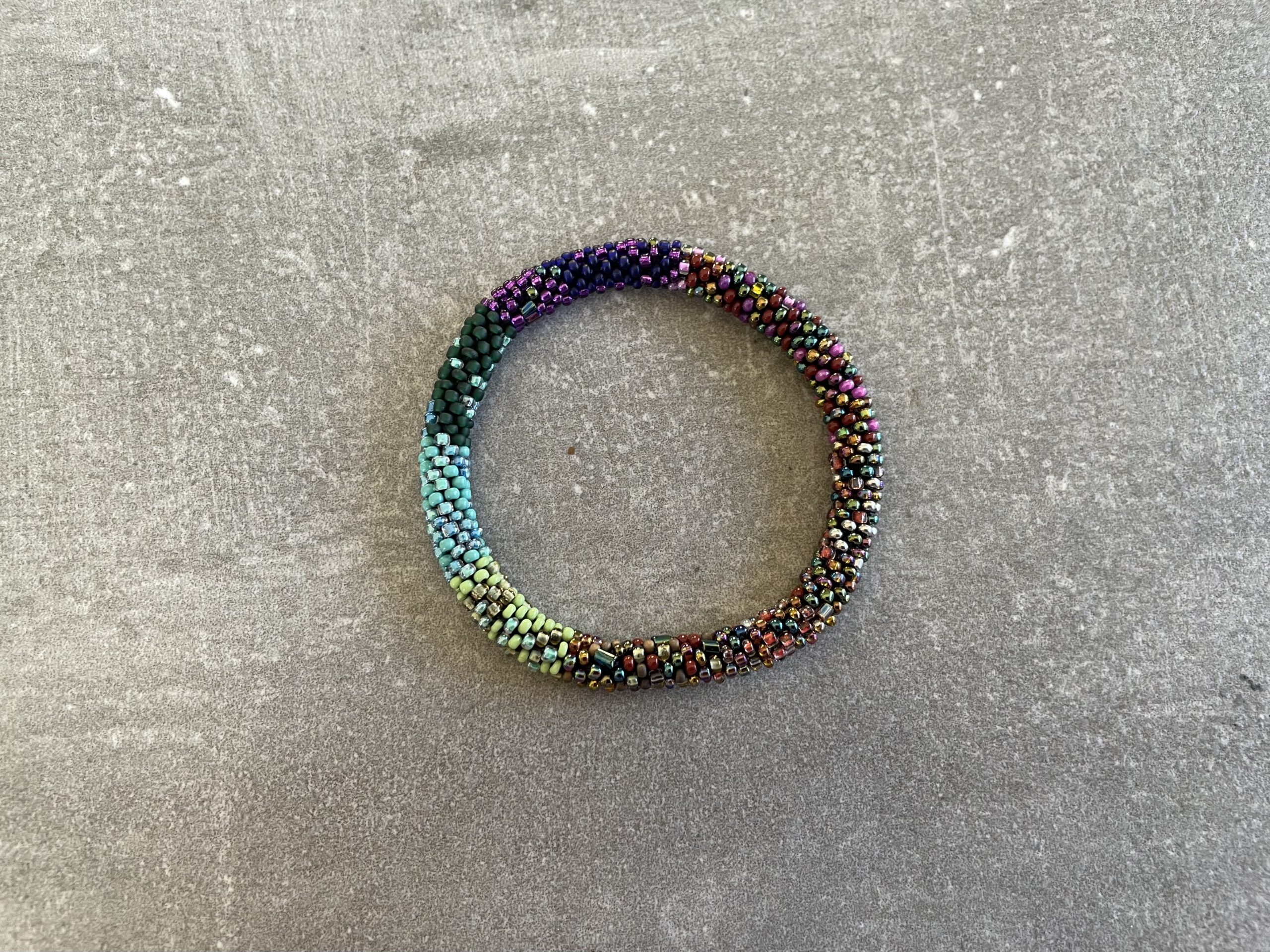 Håndlavet Nepal armbånd med smukke perler, fremstillet perle for perle af kvinder i Nepal. Et farverigt og unikt perlearmbånd fra Winga.