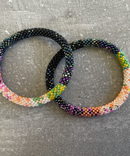 Håndlavet Nepal armbånd med smukke perler, fremstillet perle for perle af kvinder i Nepal. Et farverigt og unikt perlearmbånd fra Winga.