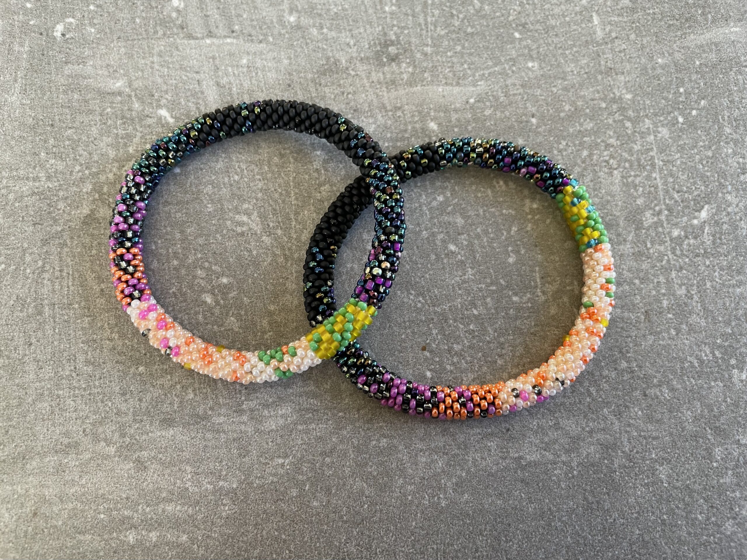 Håndlavet Nepal armbånd med smukke perler, fremstillet perle for perle af kvinder i Nepal. Et farverigt og unikt perlearmbånd fra Winga.