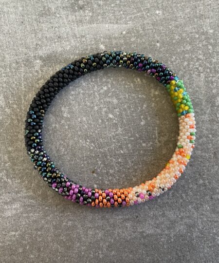 Håndlavet Nepal armbånd med smukke perler, fremstillet perle for perle af kvinder i Nepal. Et farverigt og unikt perlearmbånd fra Winga.