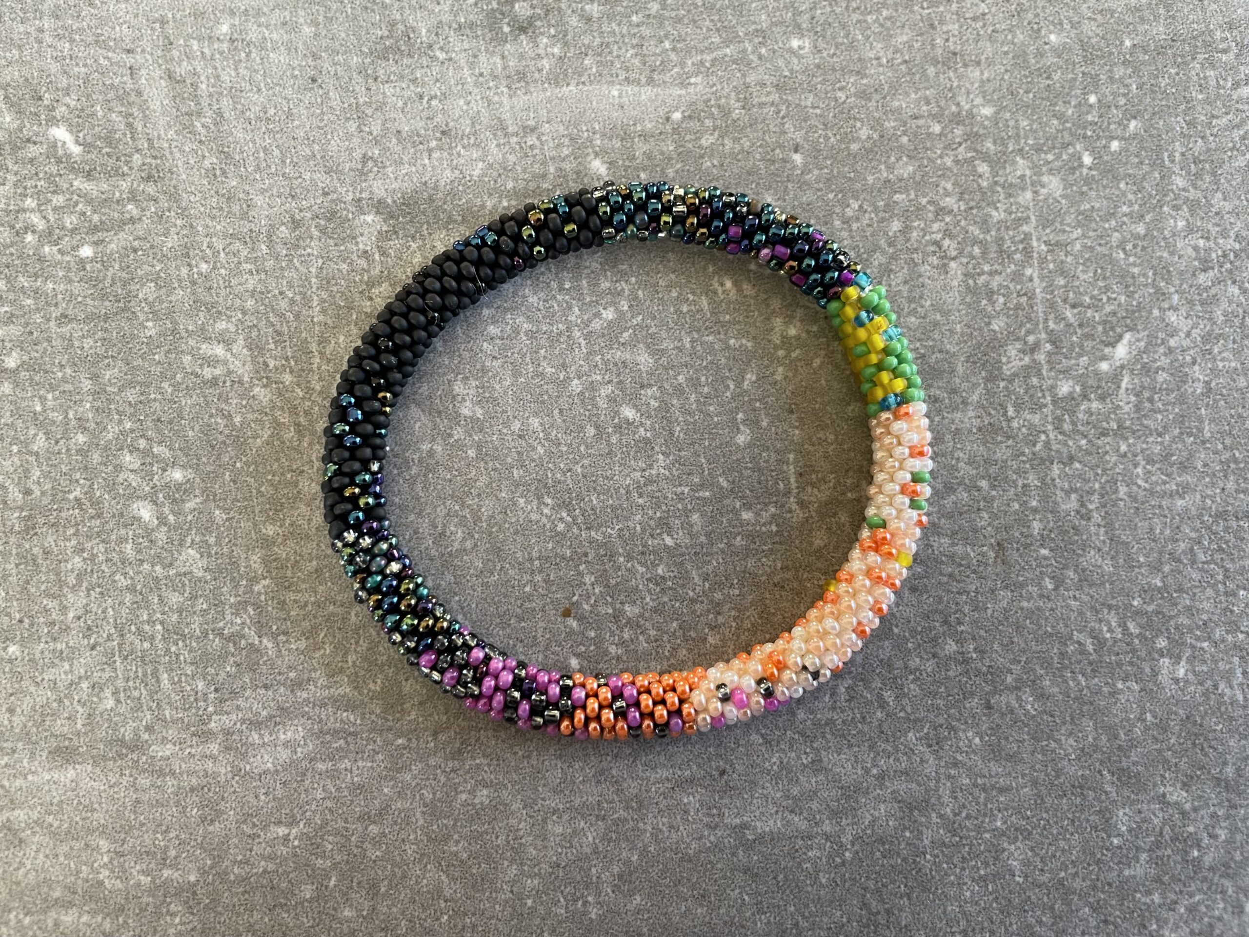 Håndlavet Nepal armbånd med smukke perler, fremstillet perle for perle af kvinder i Nepal. Et farverigt og unikt perlearmbånd fra Winga.